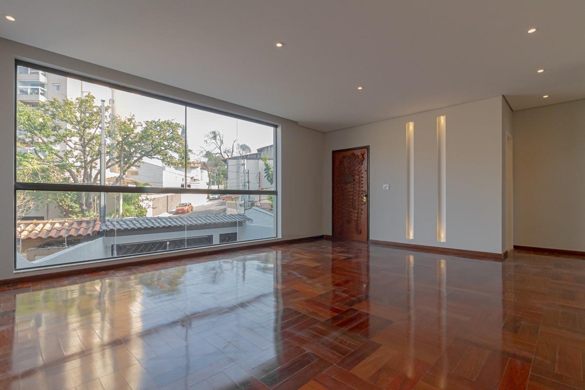 Casa à venda com 3 quartos, 261m² - Foto 1