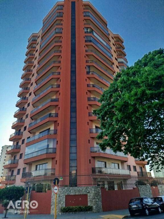 Apartamento para alugar com 4 quartos, 200m² - Foto 1