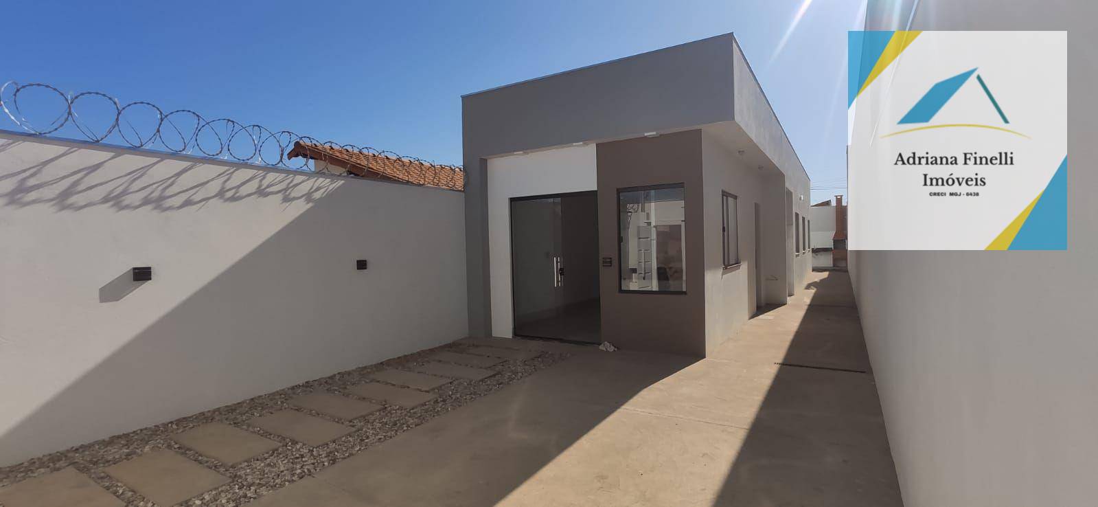 Casa à venda com 3 quartos, 77m² - Foto 1