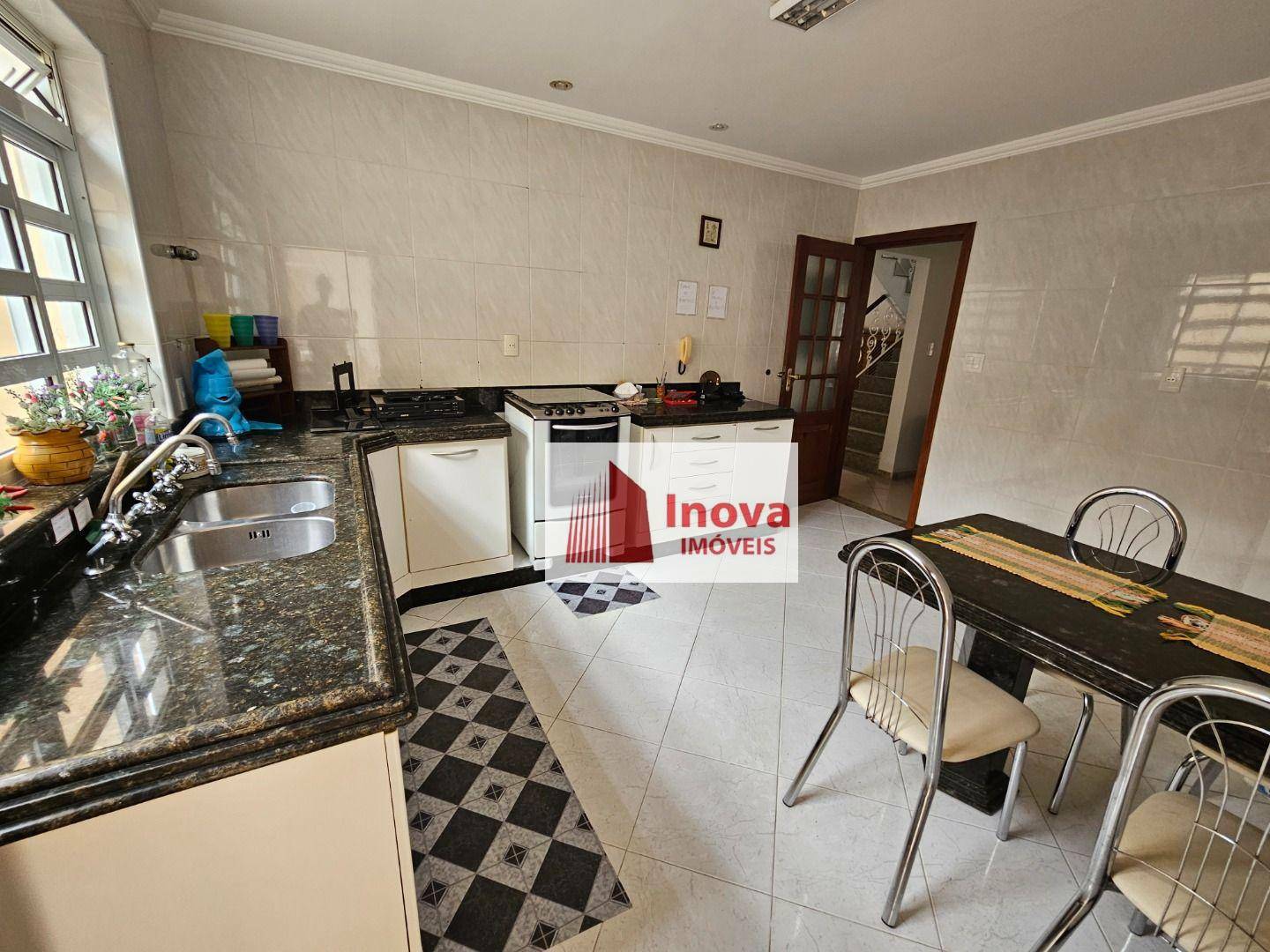 Casa para alugar com 4 quartos, 220m² - Foto 13