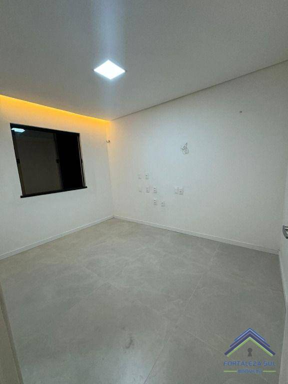 Casa à venda com 4 quartos, 251m² - Foto 8