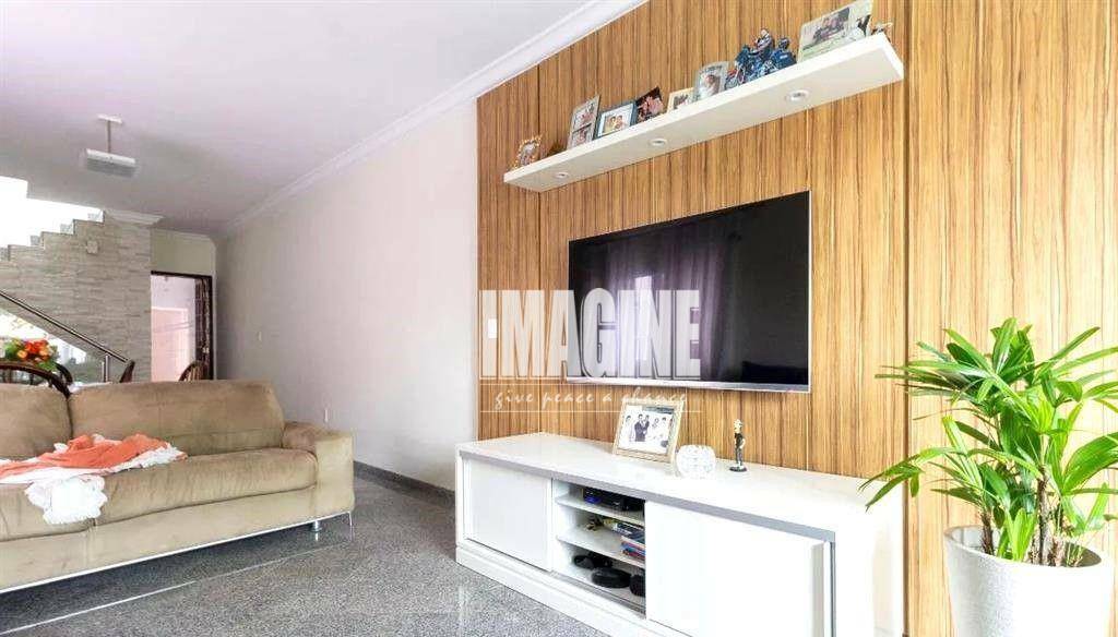 Sobrado à venda com 3 quartos, 200m² - Foto 1