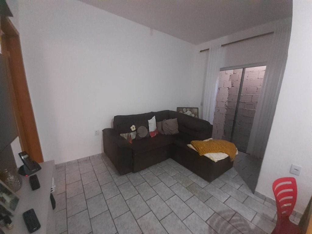 Casa à venda com 2 quartos, 60m² - Foto 1