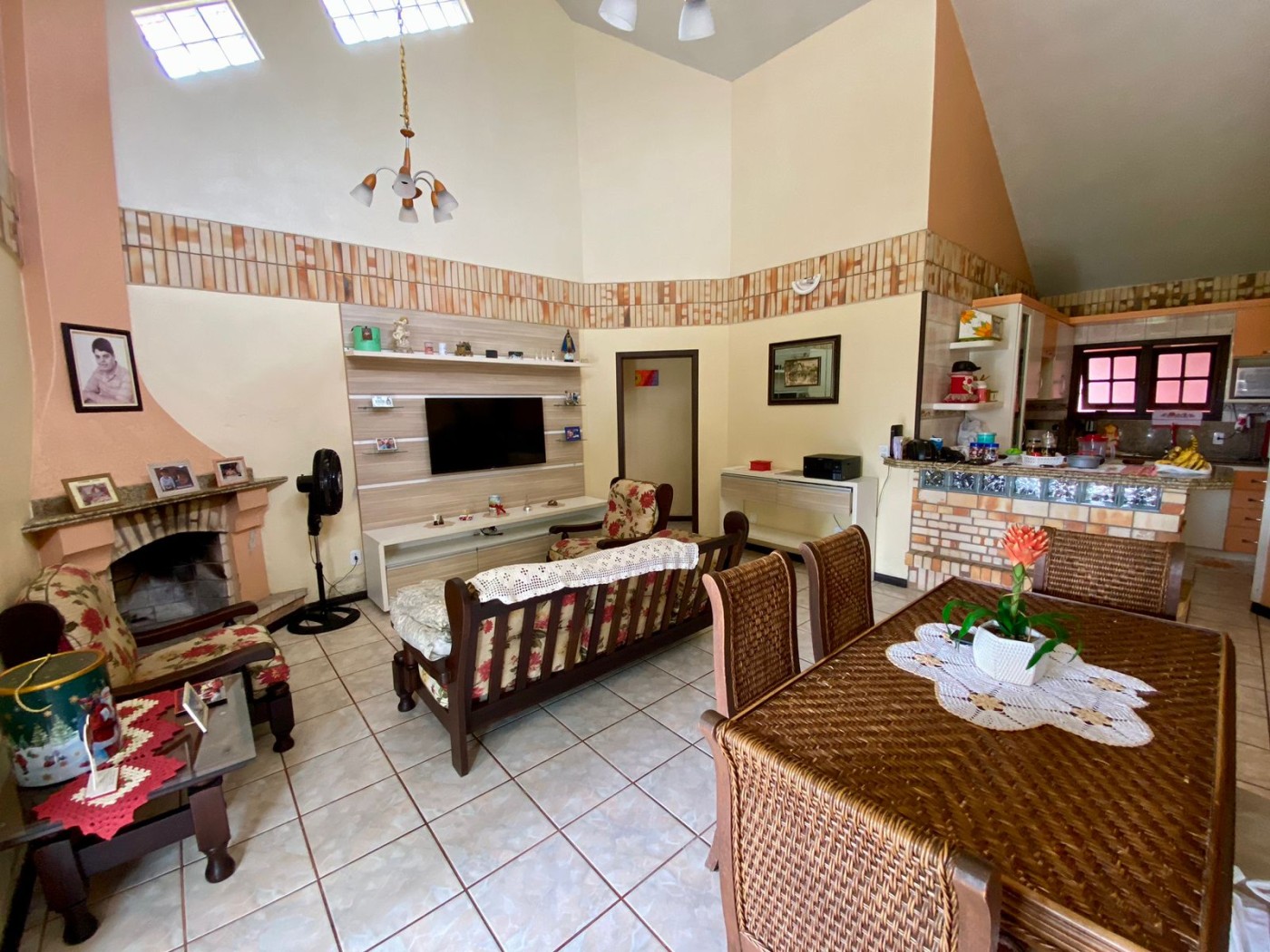 Casa à venda com 3 quartos, 300m² - Foto 2