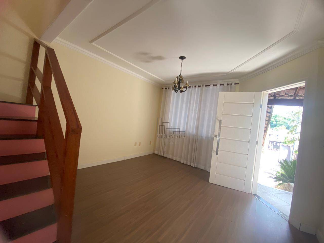 Casa à venda com 2 quartos, 72m² - Foto 1