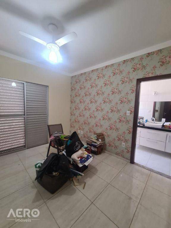 Casa à venda com 3 quartos, 220m² - Foto 3