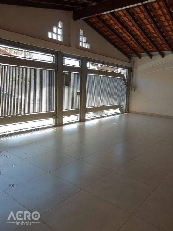 Casa à venda com 4 quartos, 210m² - Foto 3