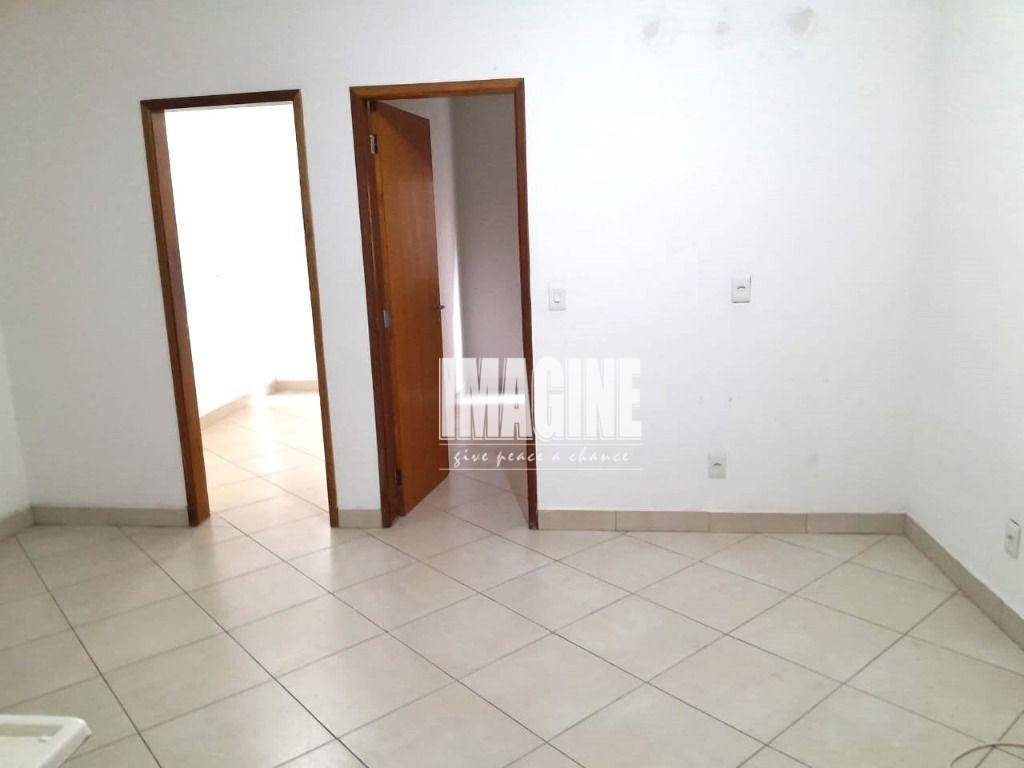 Casa para alugar com 2 quartos, 37m² - Foto 1