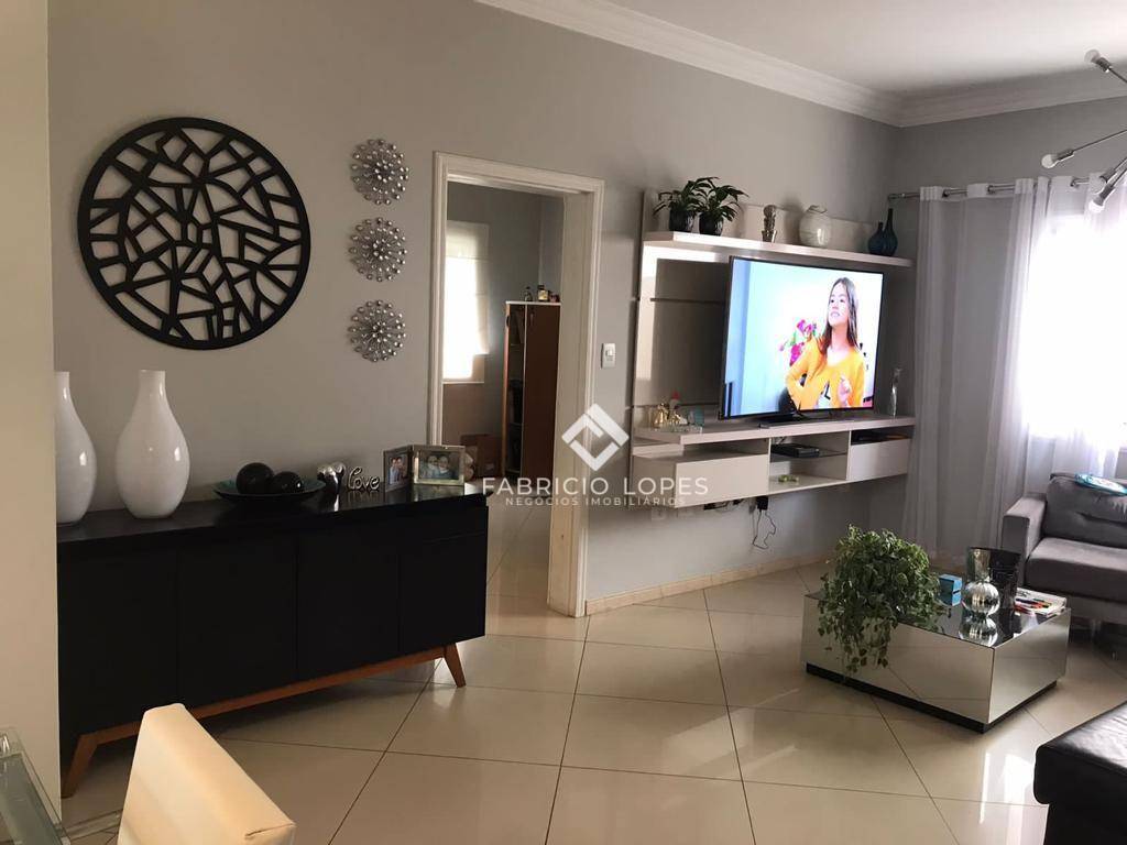 Casa para alugar com 3 quartos, 230m² - Foto 1