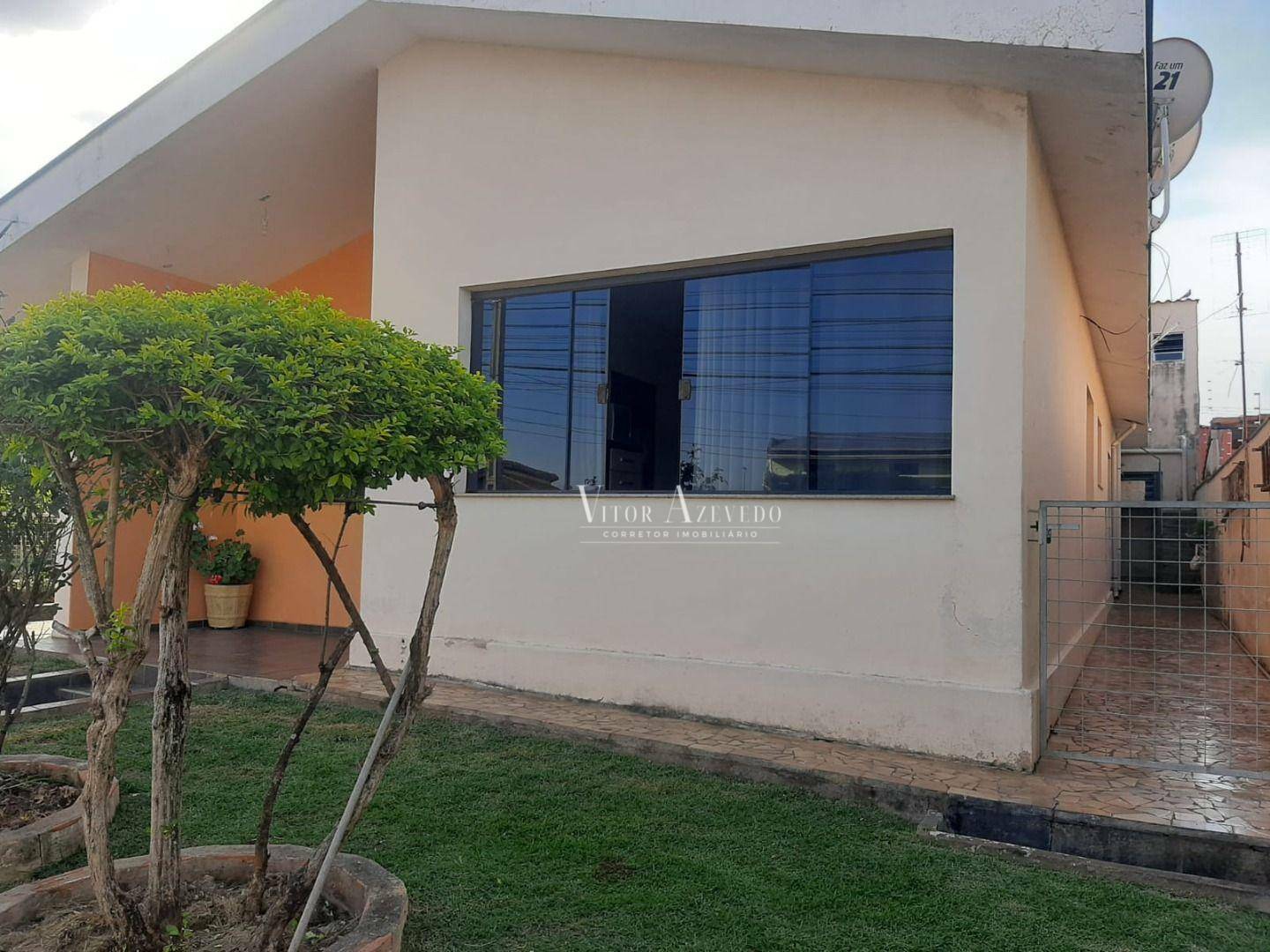 Casa à venda com 6 quartos, 235m² - Foto 1