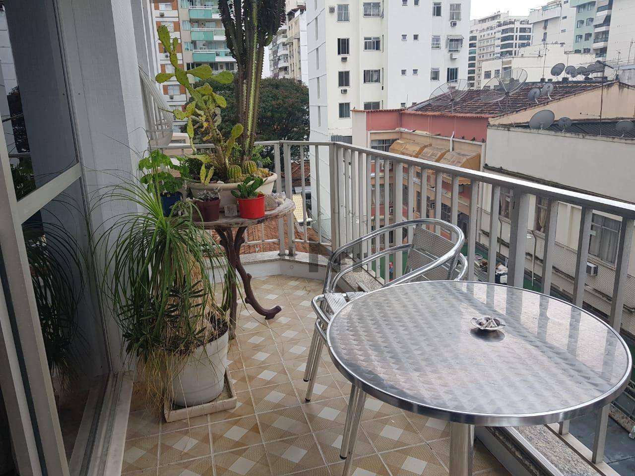 Apartamento à venda com 3 quartos, 200m² - Foto 2