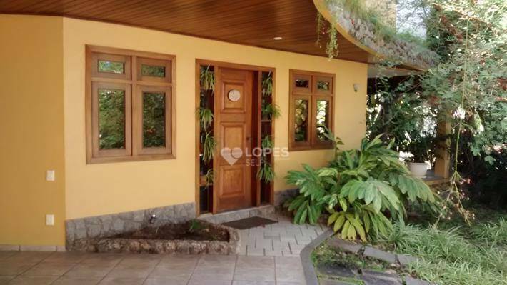 Casa de Condomínio à venda com 4 quartos, 302m² - Foto 1