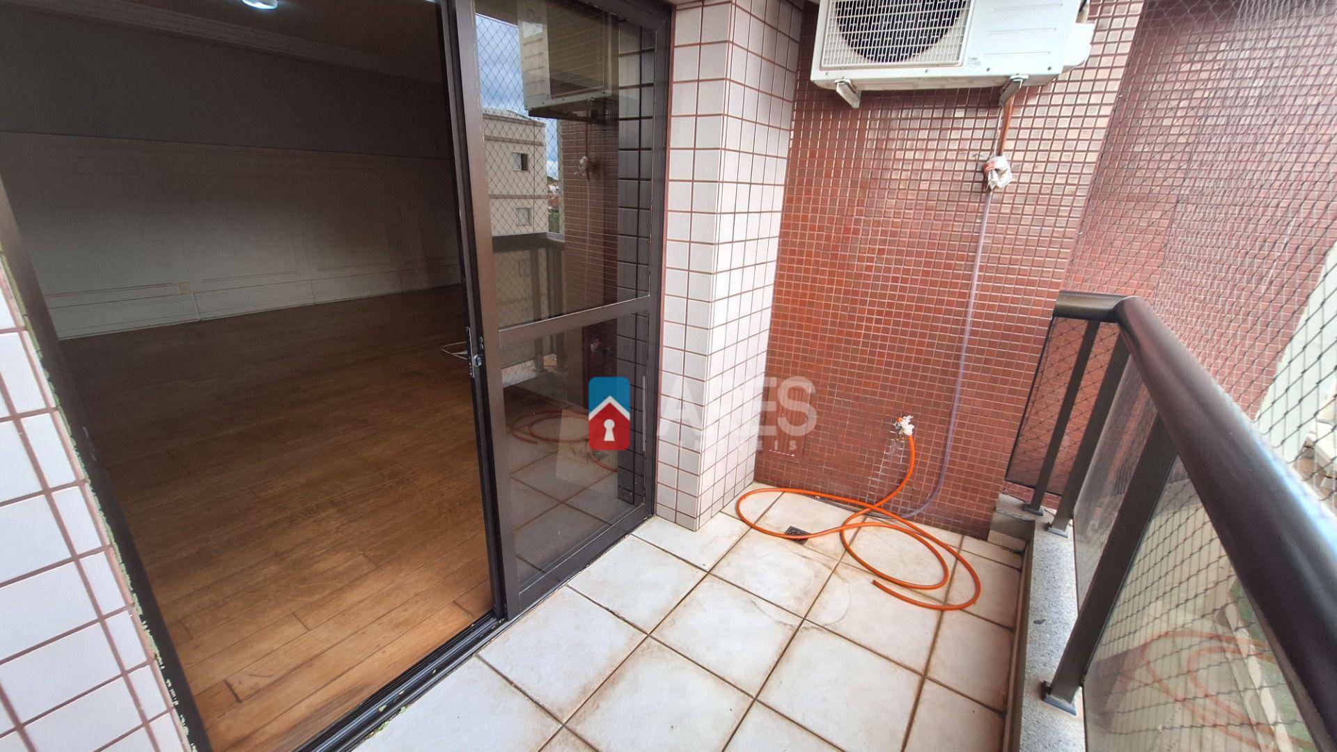 Apartamento para alugar com 3 quartos, 130m² - Foto 2