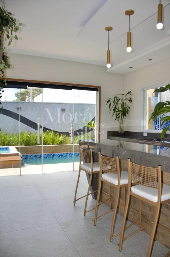 Casa à venda com 3 quartos, 300m² - Foto 2