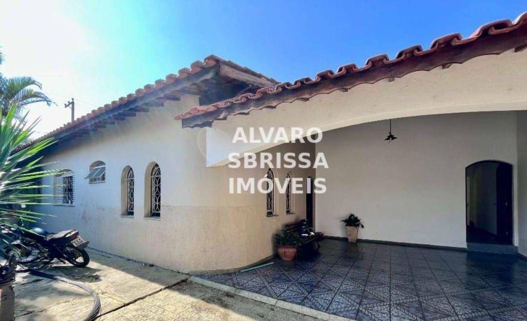 Casa à venda com 4 quartos, 190m² - Foto 2