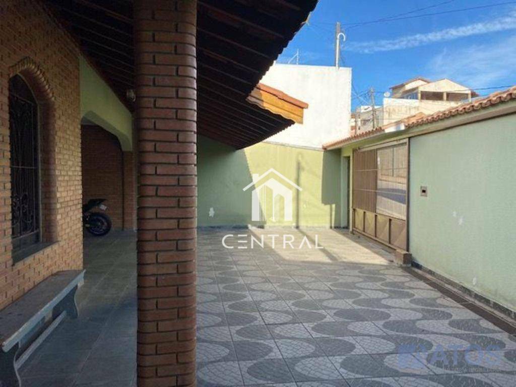 Casa à venda com 3 quartos, 266m² - Foto 1