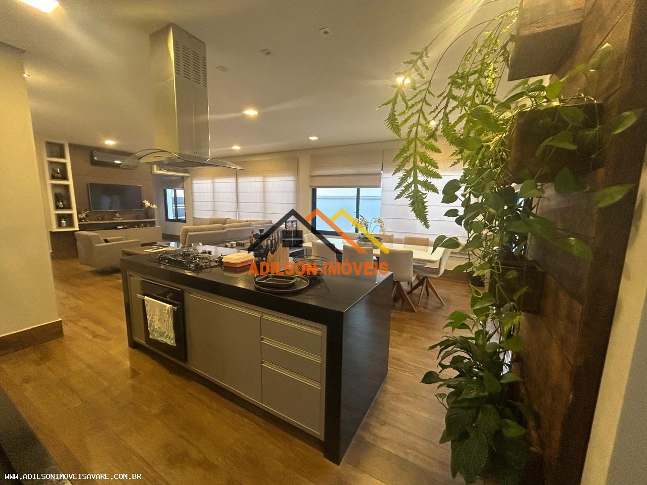 Casa à venda com 3 quartos, 210m² - Foto 1
