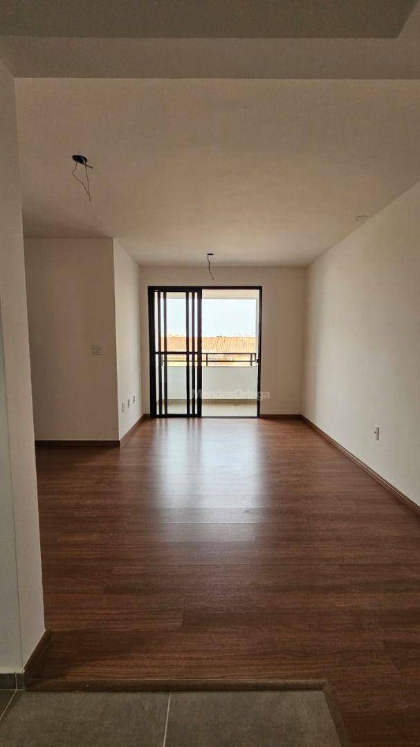 Apartamento à venda com 2 quartos, 67m² - Foto 2