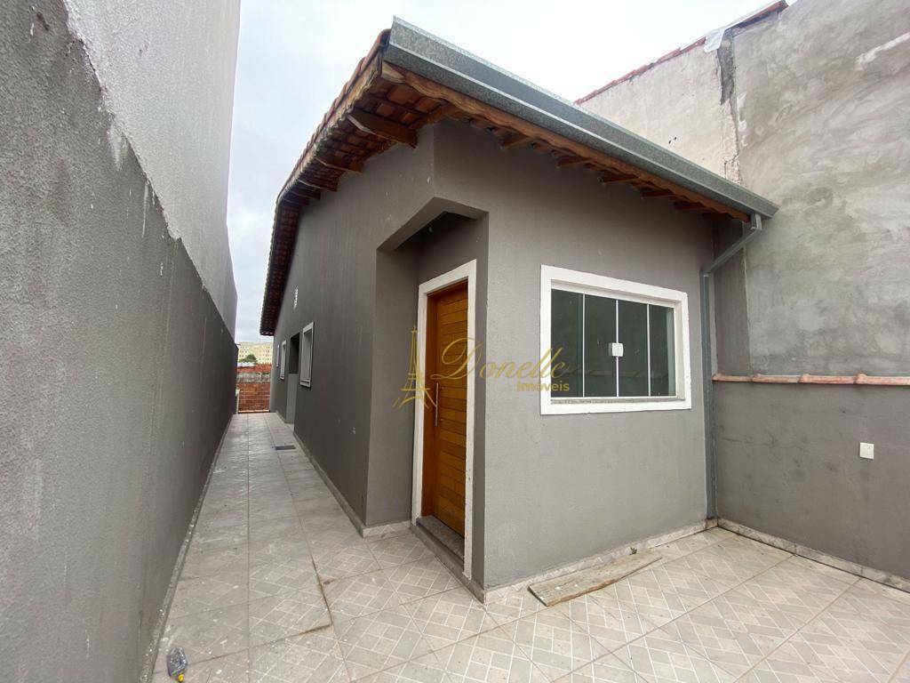 Casa à venda com 2 quartos, 70m² - Foto 1