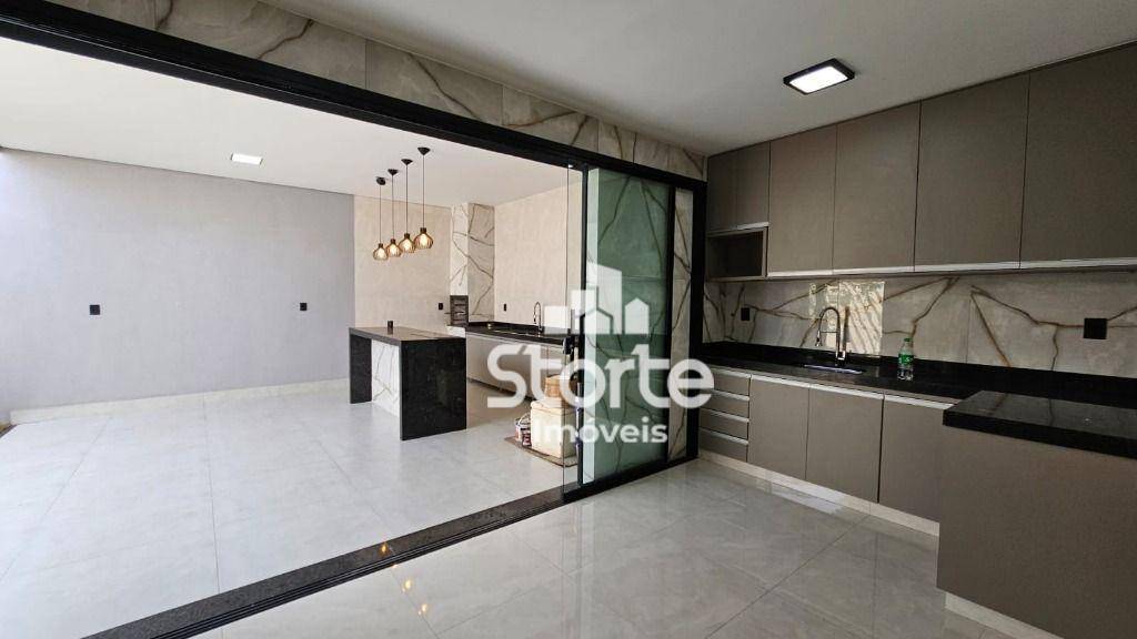 Casa à venda com 3 quartos, 180m² - Foto 1