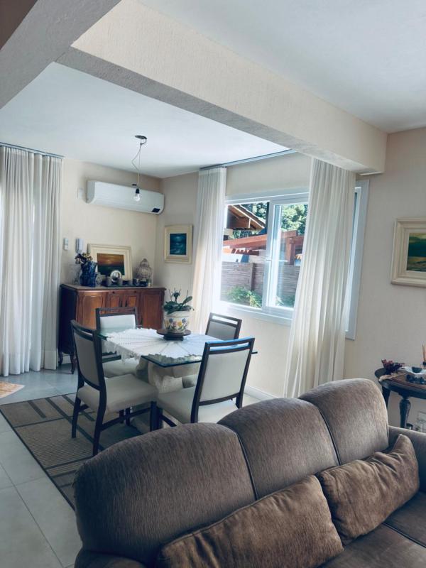 Casa à venda com 3 quartos, 117m² - Foto 1