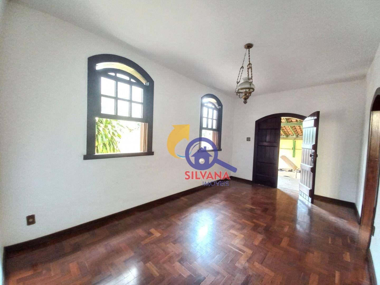 Casa à venda com 3 quartos, 260m² - Foto 1