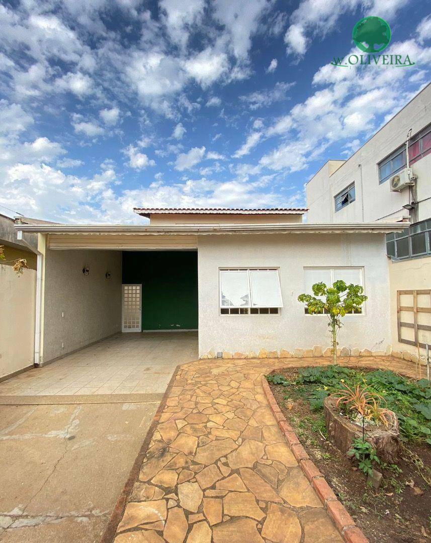 Sobrado à venda e aluguel com 3 quartos, 237m² - Foto 1