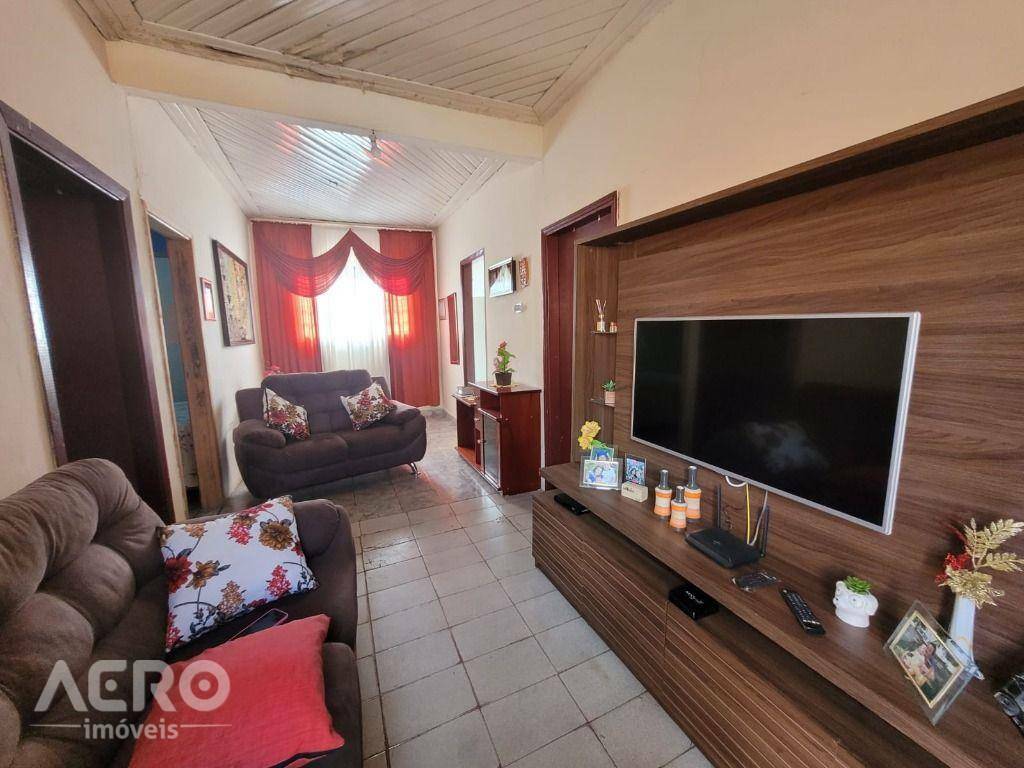 Casa à venda com 3 quartos, 200m² - Foto 1