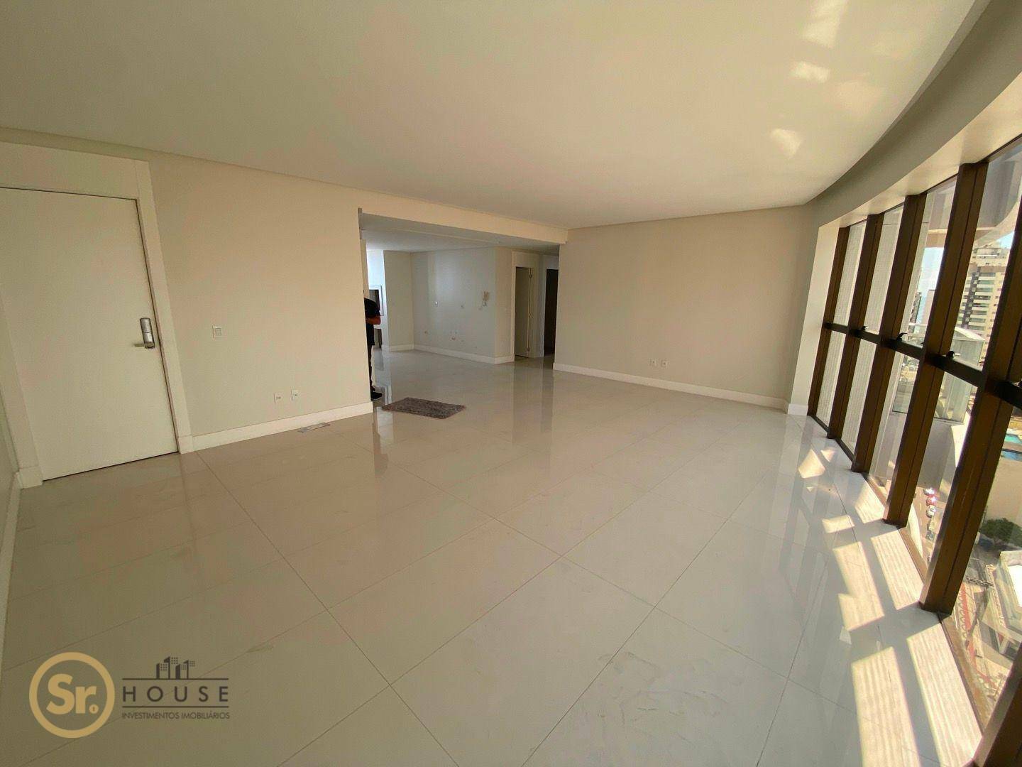 Apartamento à venda com 3 quartos, 130m² - Foto 3