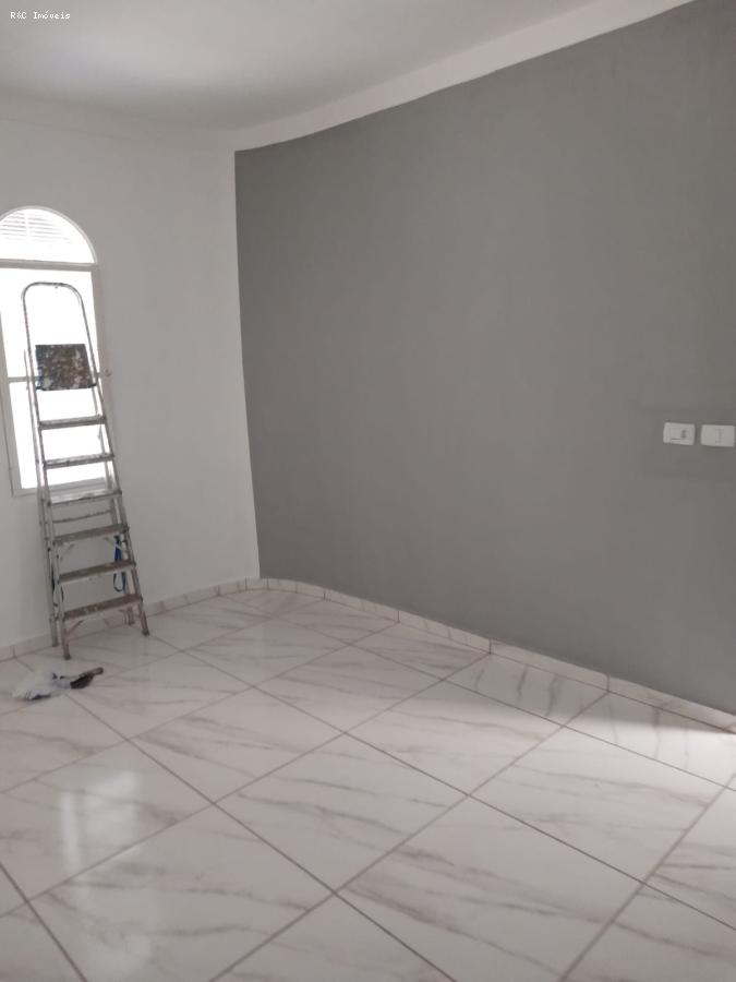 Casa para alugar com 2 quartos, 250m² - Foto 3