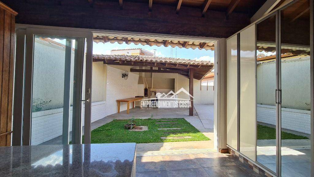 Casa de Condomínio para alugar com 3 quartos, 450m² - Foto 9