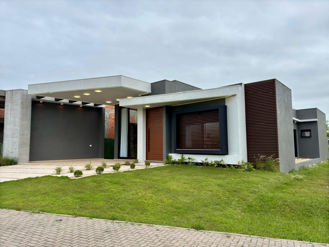 Casa de Condomínio à venda com 4 quartos, 220m² - Foto 2