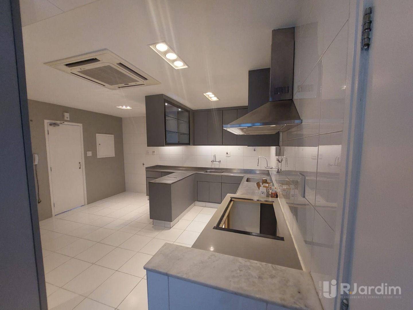 Apartamento para alugar com 4 quartos, 250m² - Foto 8