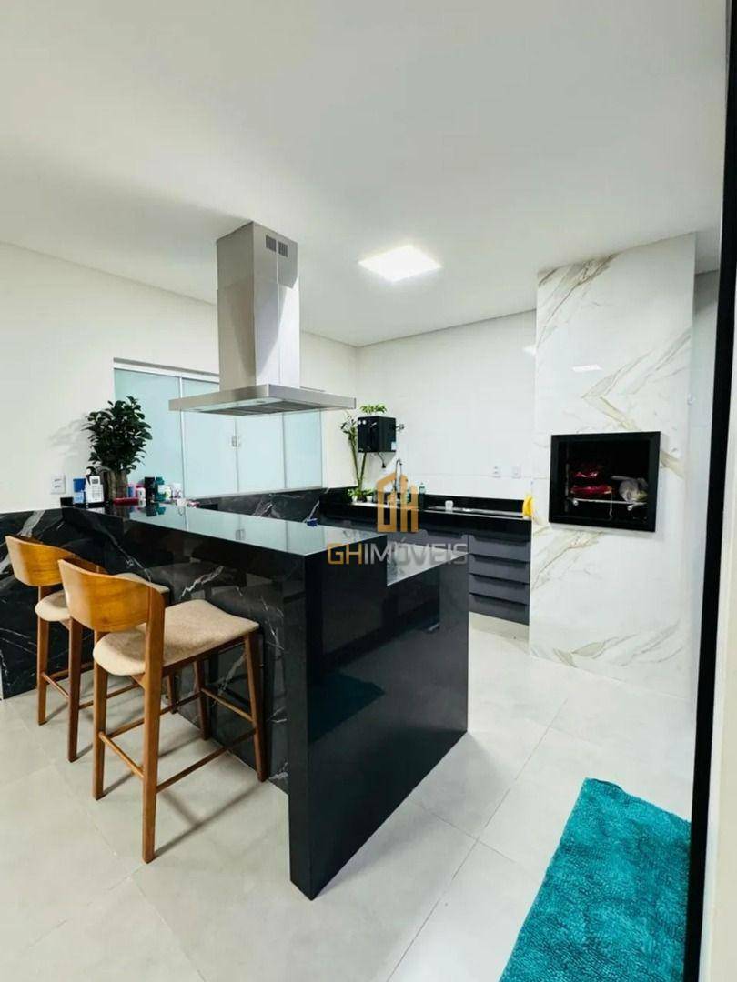 Casa à venda com 4 quartos, 135m² - Foto 1