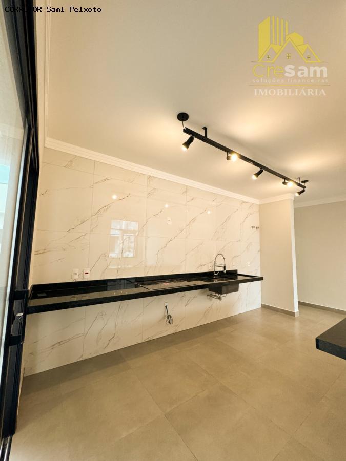 Casa à venda com 3 quartos, 250m² - Foto 4