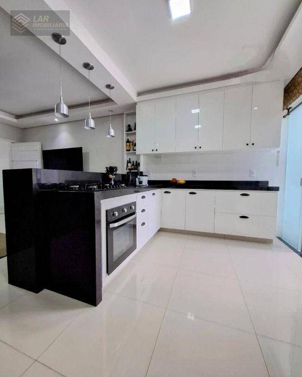 Casa à venda com 2 quartos, 110m² - Foto 1
