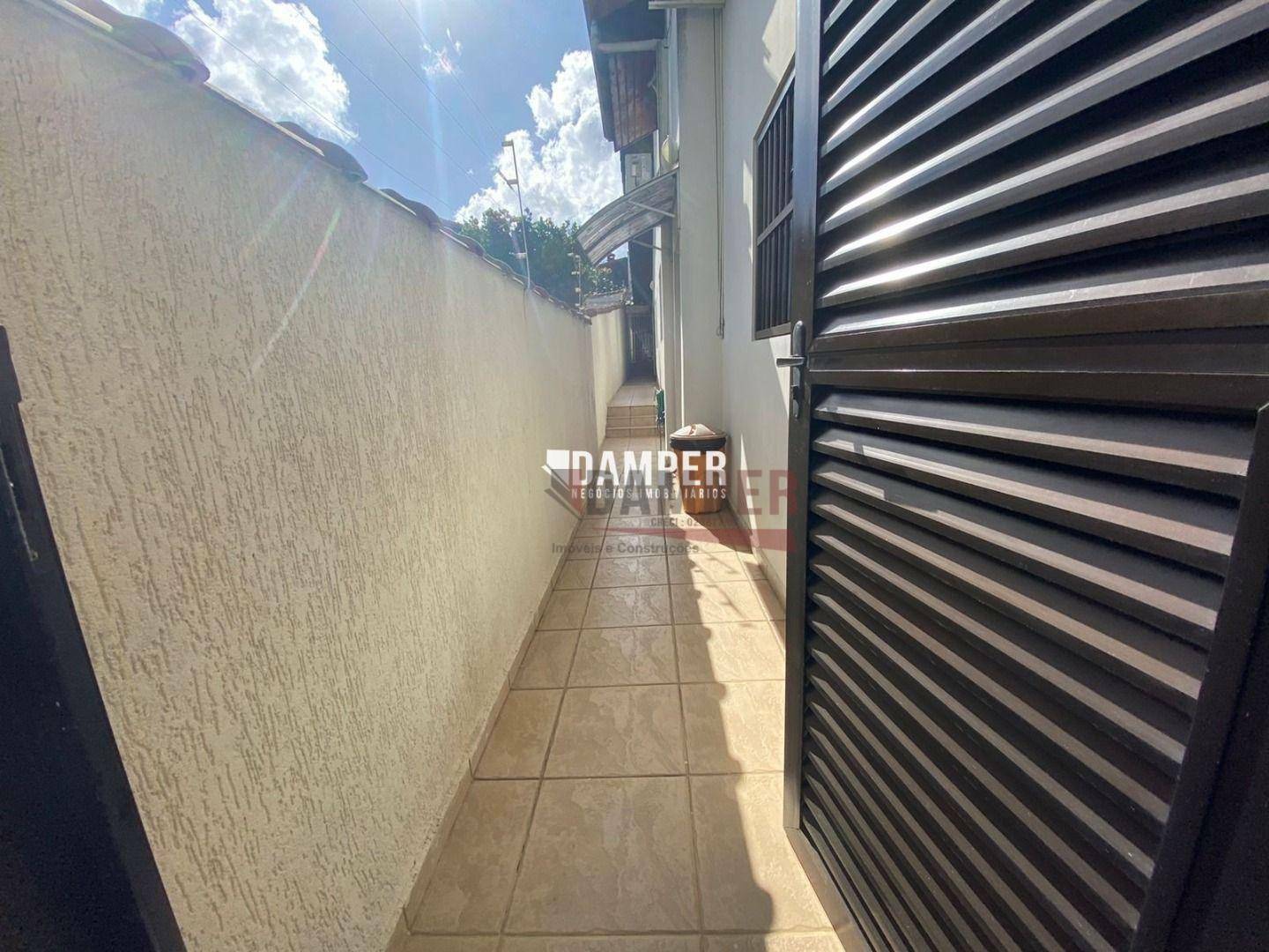 Sobrado à venda com 3 quartos, 400m² - Foto 1