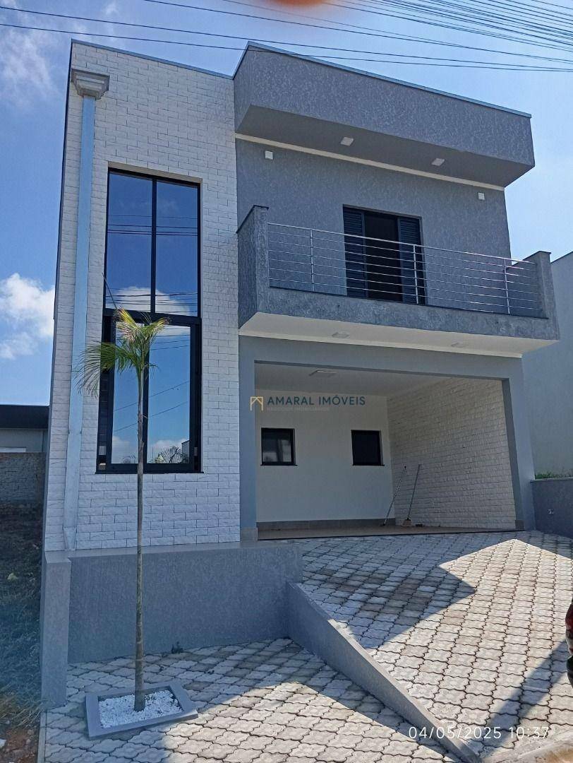 Sobrado à venda com 4 quartos, 200m² - Foto 1