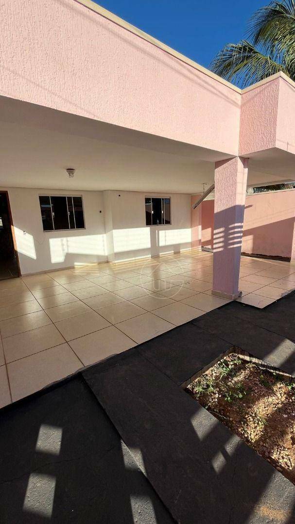 Casa à venda e aluguel com 3 quartos, 270m² - Foto 1