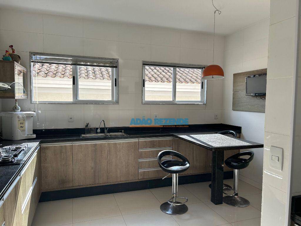Casa de Condomínio à venda com 4 quartos, 251m² - Foto 4