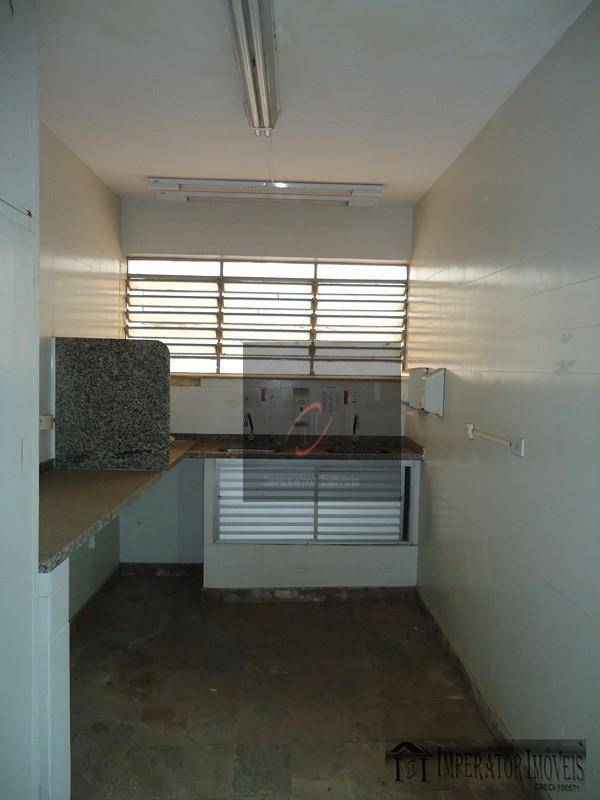 Casa para alugar com 4 quartos, 200m² - Foto 13