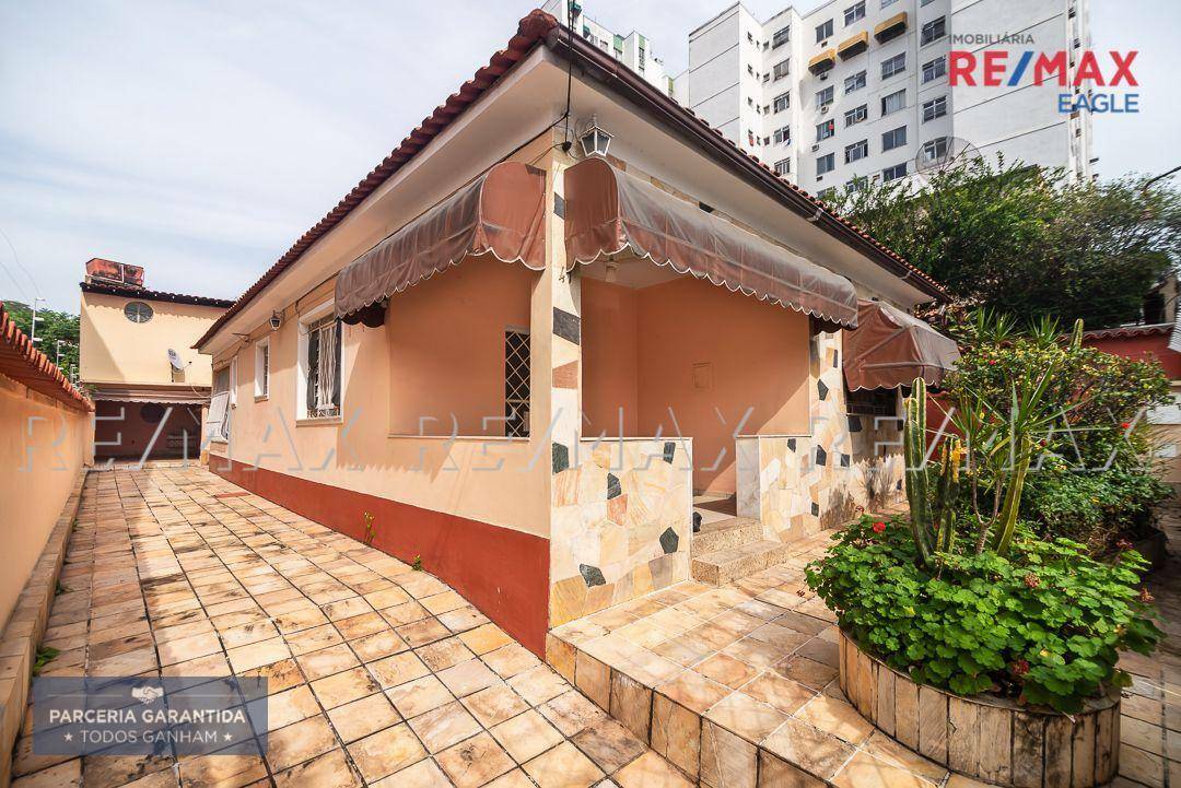 Casa à venda com 3 quartos, 174m² - Foto 1