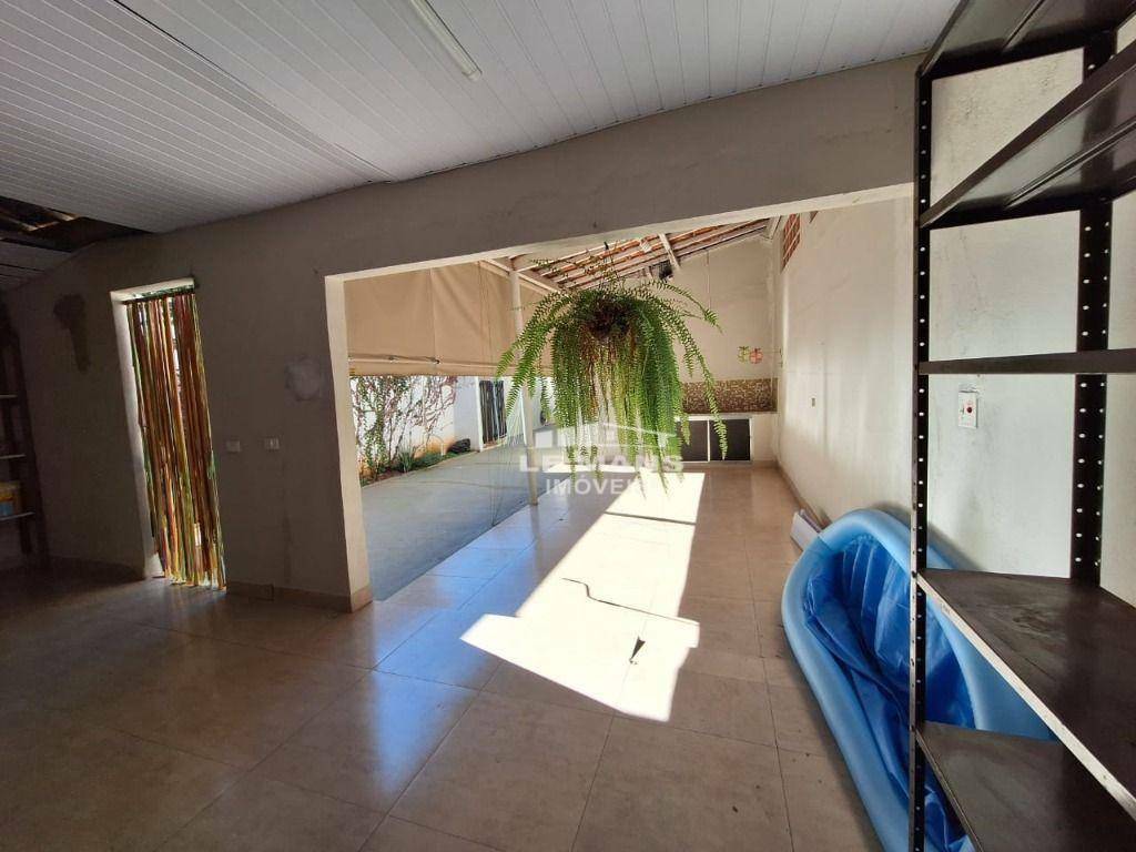 Casa à venda com 3 quartos, 164m² - Foto 1