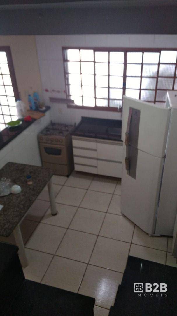 Chácara à venda com 3 quartos, 225m² - Foto 3