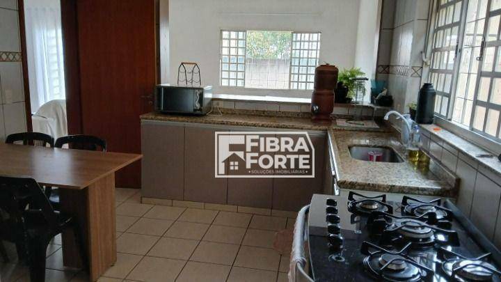 Casa à venda com 4 quartos, 250m² - Foto 3