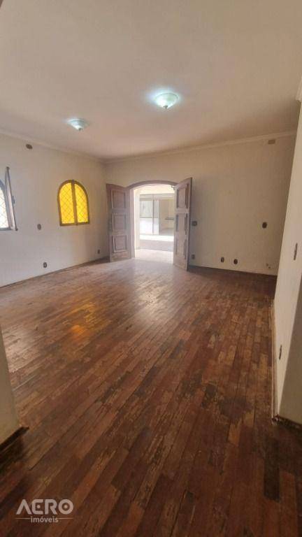 Casa à venda com 4 quartos, 350m² - Foto 3