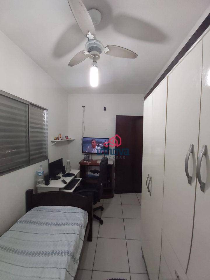 Casa à venda com 5 quartos, 240m² - Foto 11