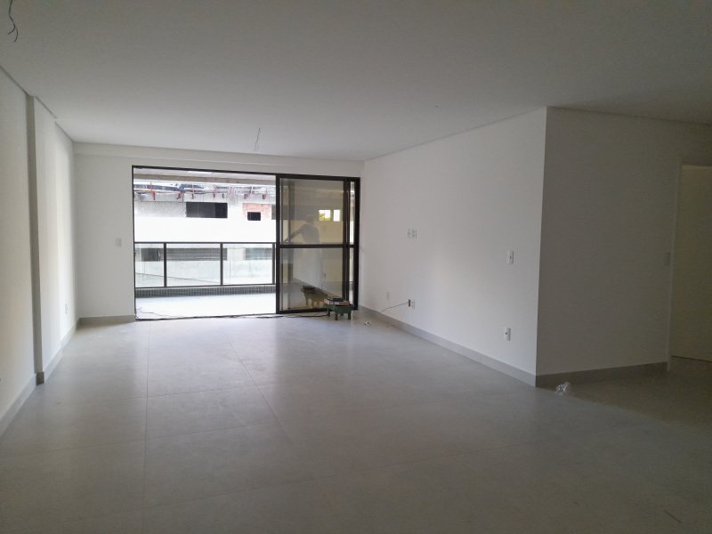 Apartamento à venda com 4 quartos, 200m² - Foto 1