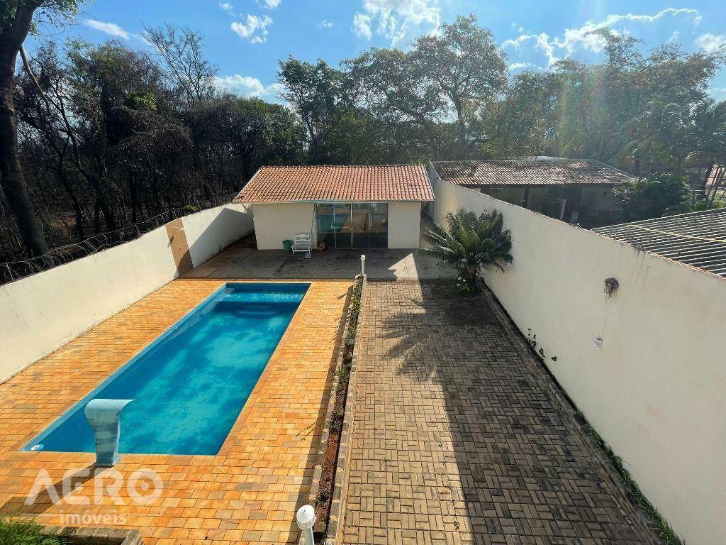 Casa de Condomínio à venda com 3 quartos, 250m² - Foto 1