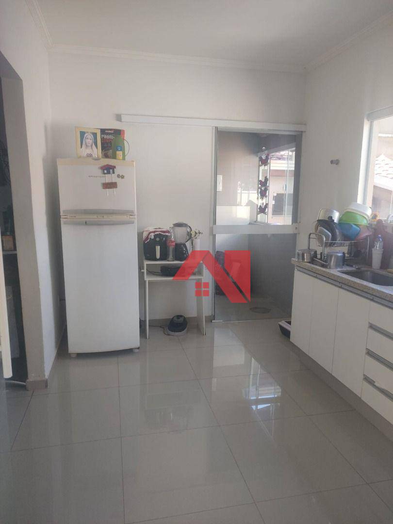 Casa à venda com 5 quartos, 180m² - Foto 4